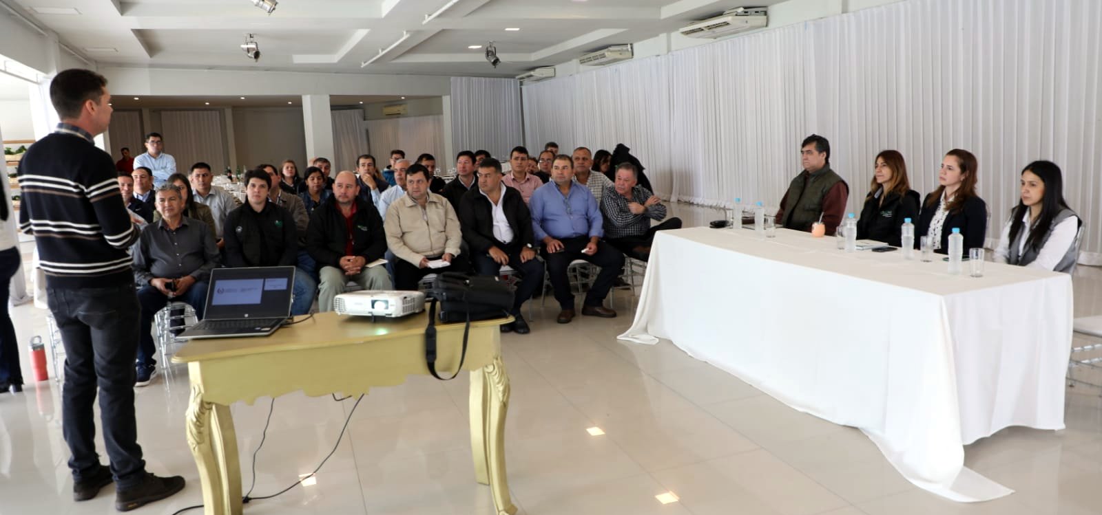 Reunión de Trabajo Estratégico con Funcionarios del CAH | Crédito ...
